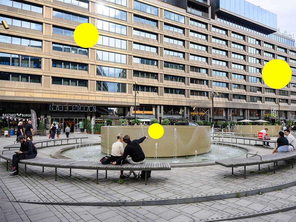 Brunkebergstorg med Stockholms Handelskammares gula bollar på.