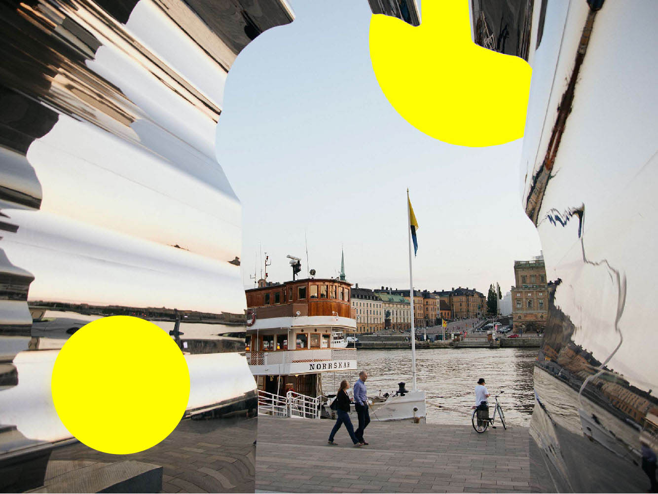 Bild på strömkajen i Stockholm, med Stockholms Handelskammares grafik på.