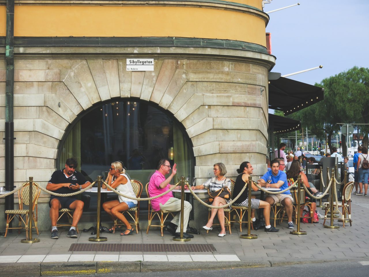folk-pa-uteservering-i-stockholm