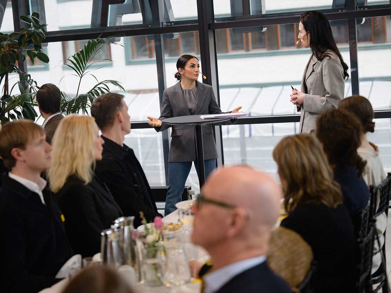 Kulturminister Parisa Liljestrand med Stockholms Handelskammares vd Daniella Waldfogel.
