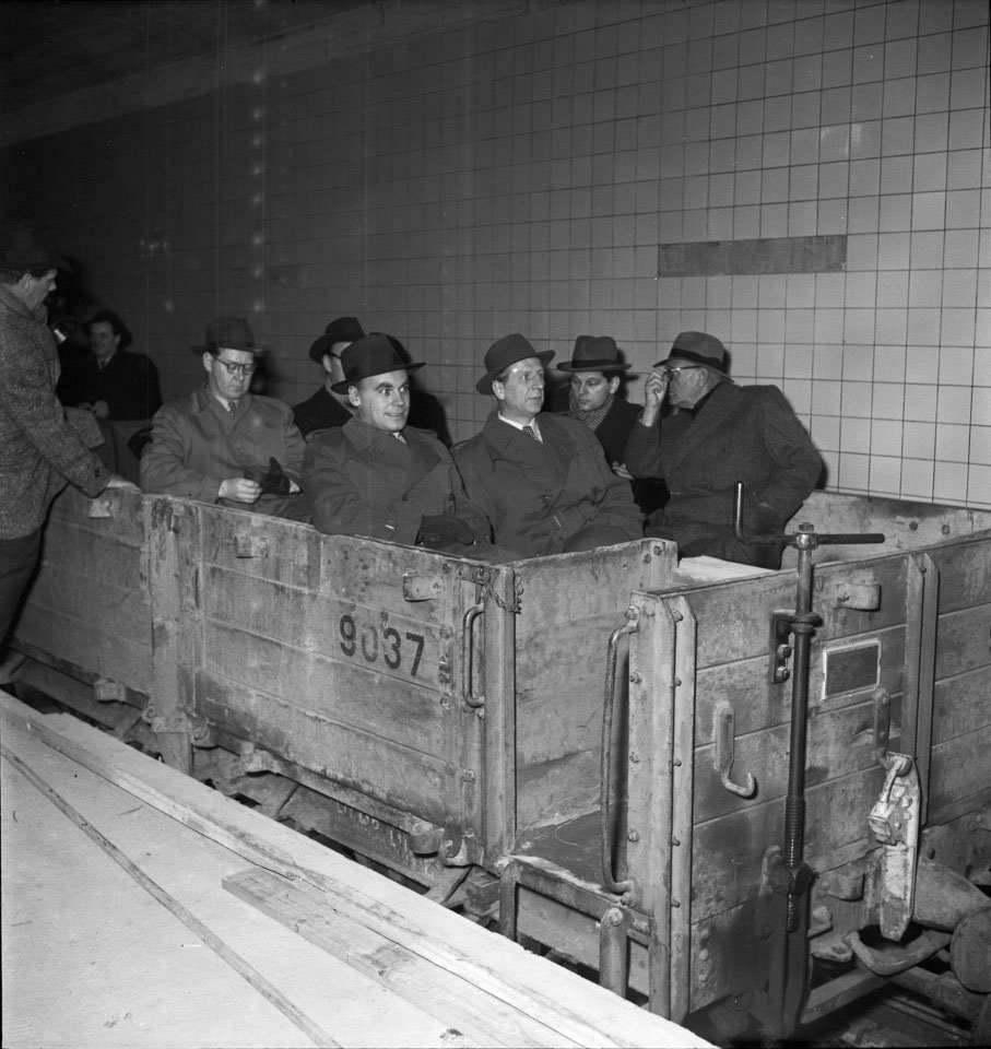 Åkning med sandtåg från Konserthuset till Thorildsplan den 21 november 1951.