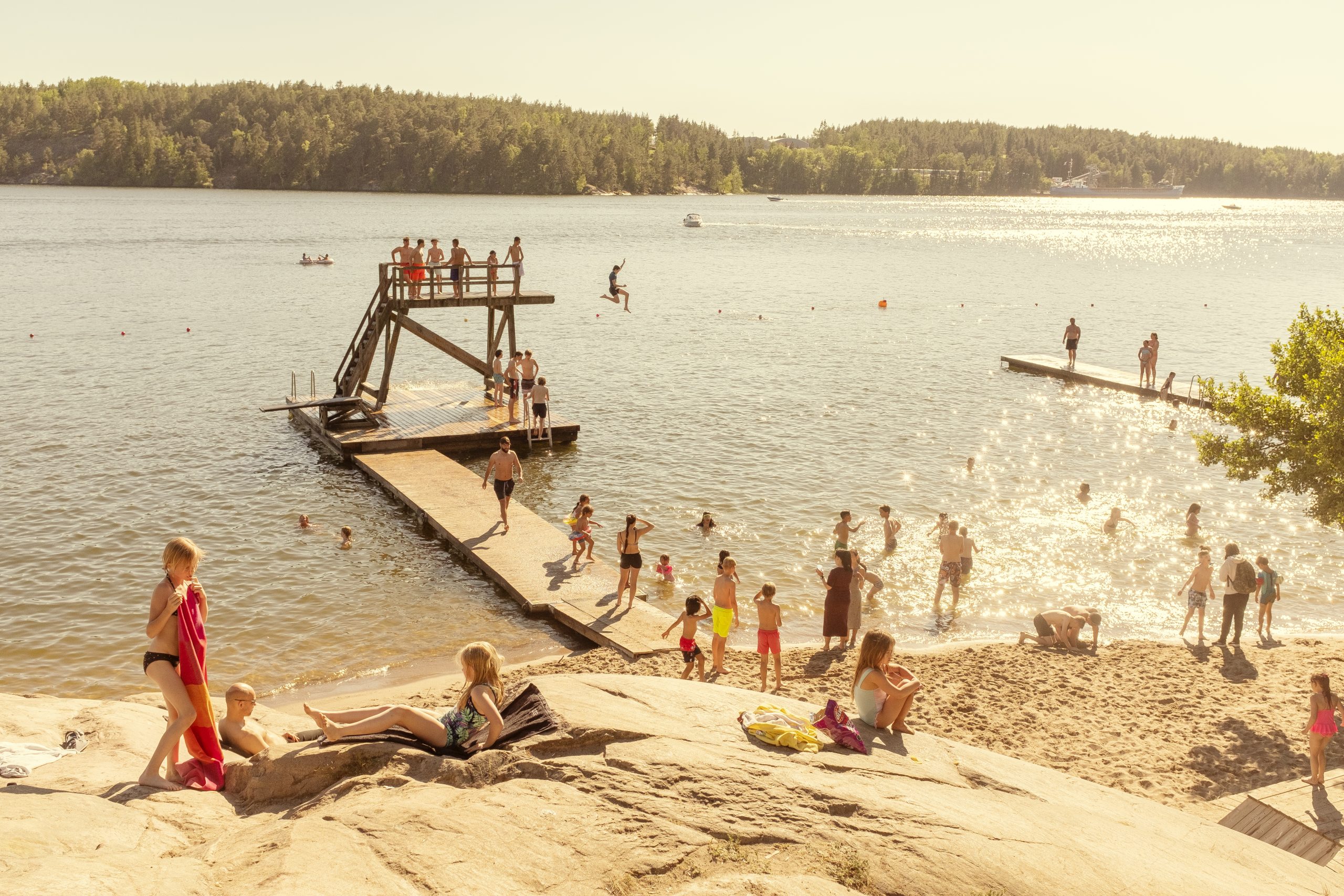 Badplats med brygga och hopptorn i Stockholms skärgård