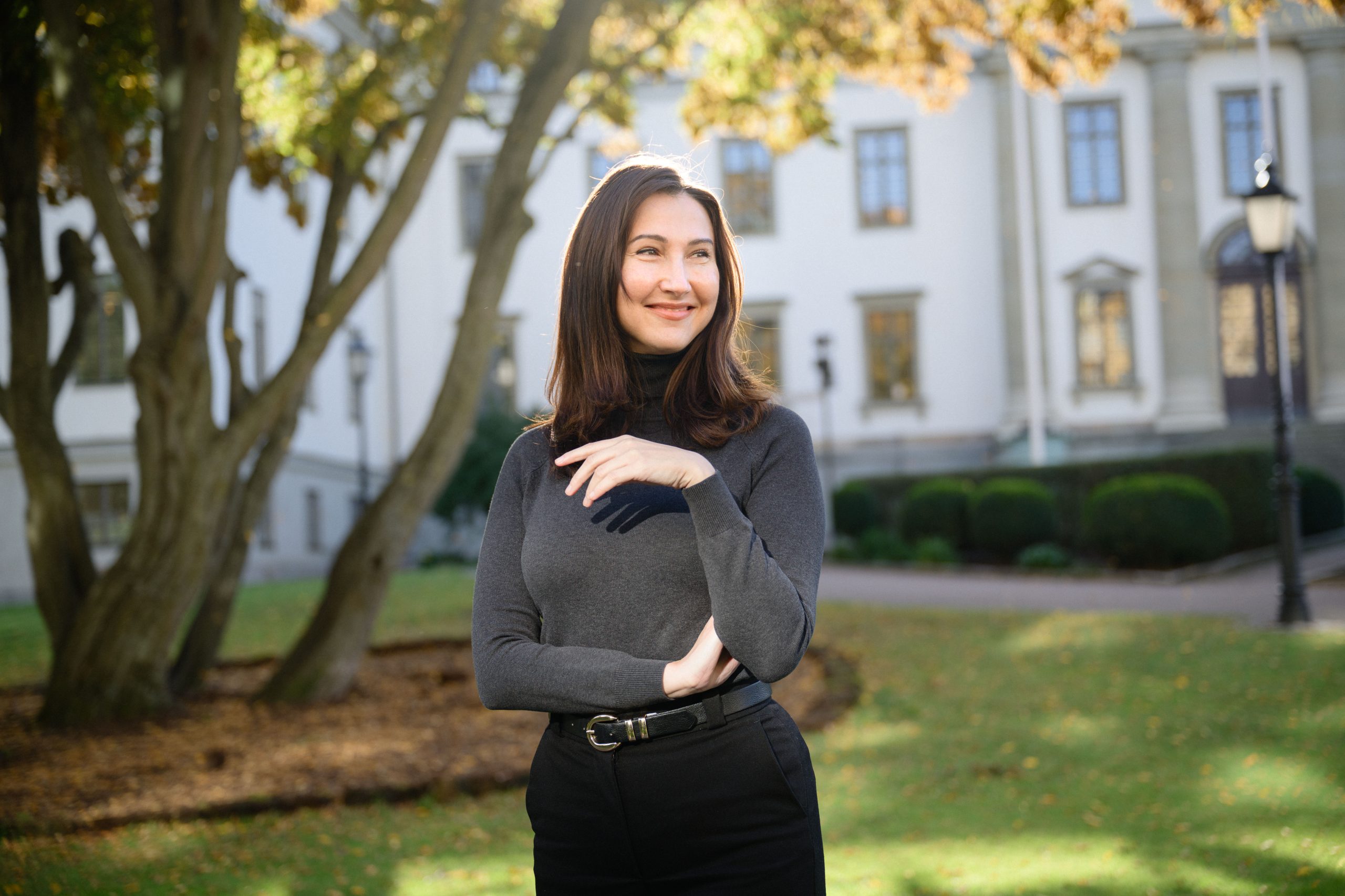 Aida Hadžialić (S), regionstyrelsens ordförande och finansregionråd i Region Stockholm fotograferad utomhus.