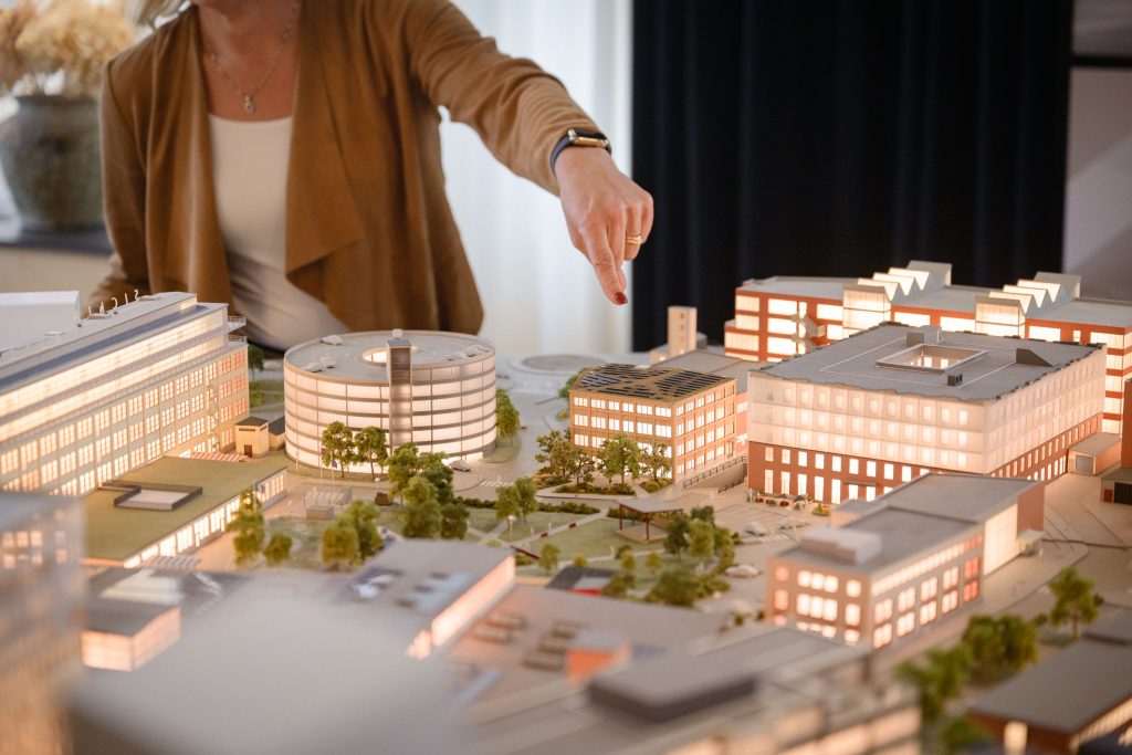 Upplyst modellversion av Stockholm Wood City i Sickla.