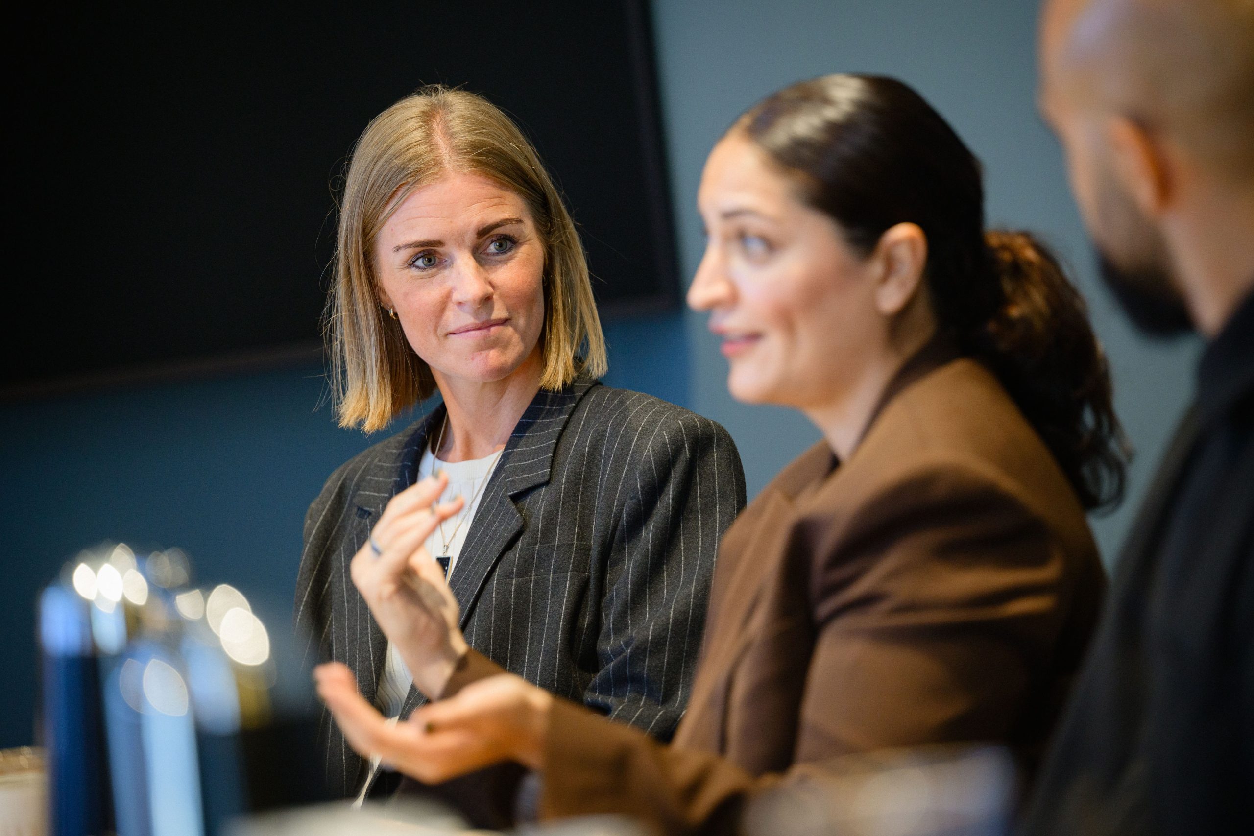 Sofia Lindelöw, Norden-vd på Norrsken Foundation i diskussion med Canan Yasar, Creative Director och grundare av Obeya.