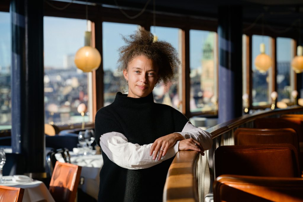 Porträtt på Matilda Jackson, ägare och verksamhetschef, Svenska Brasserier på restaurang Gondolen i Stockholm.