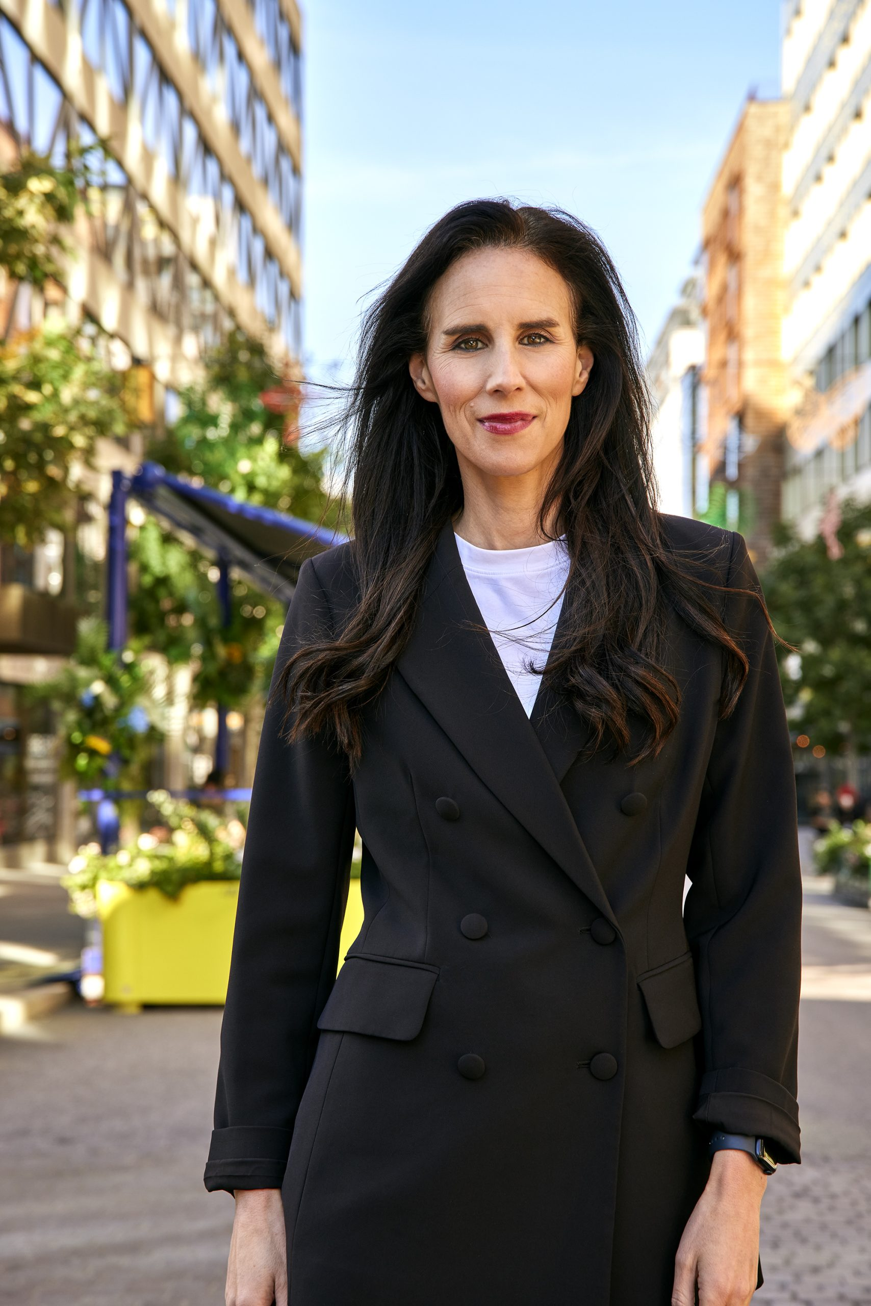 Daniella Waldfogel på en gågata i Stockholm
