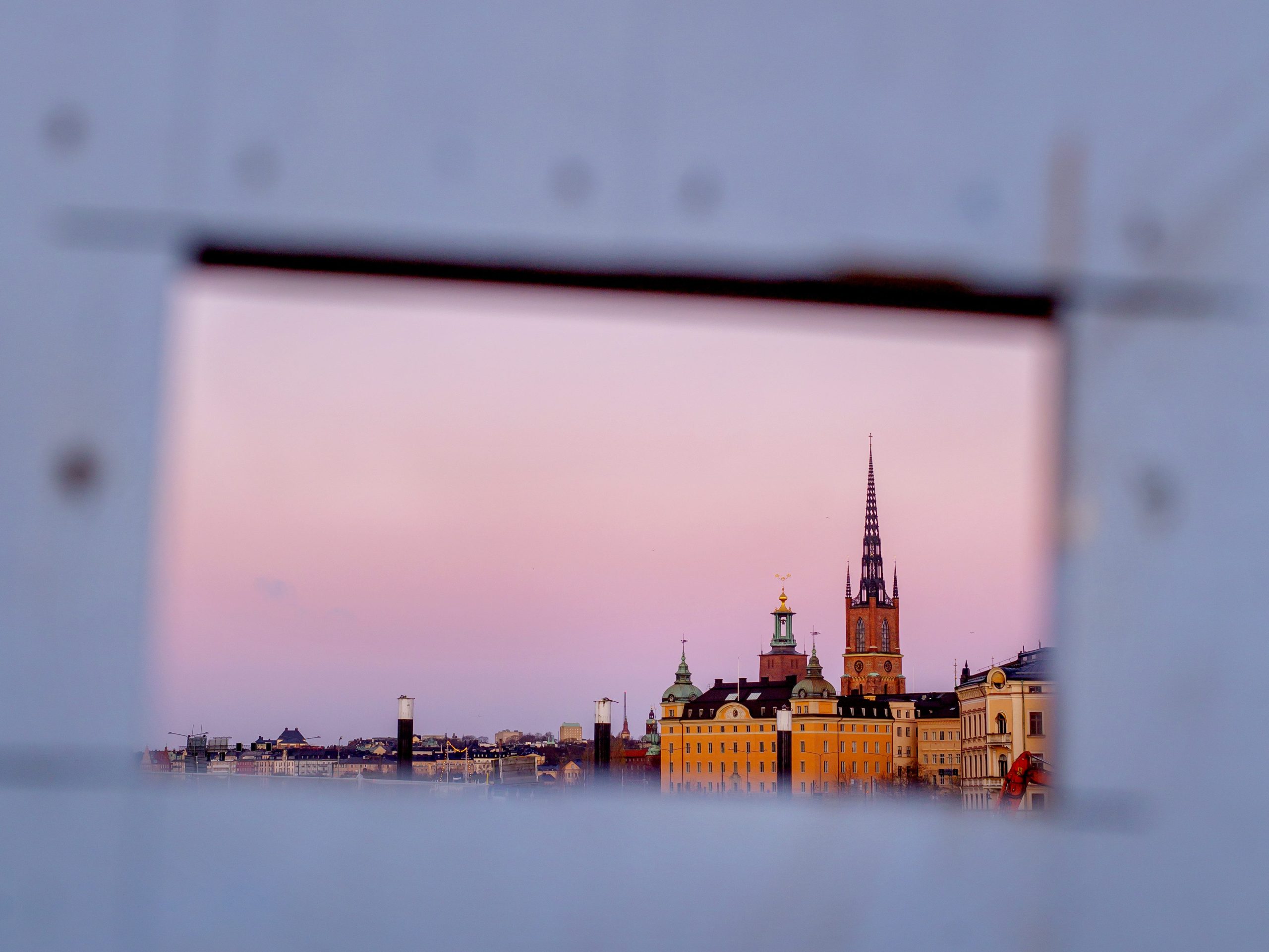Utsikt från Slussen i skymningen taget av fotograf Gustav Gräll. 