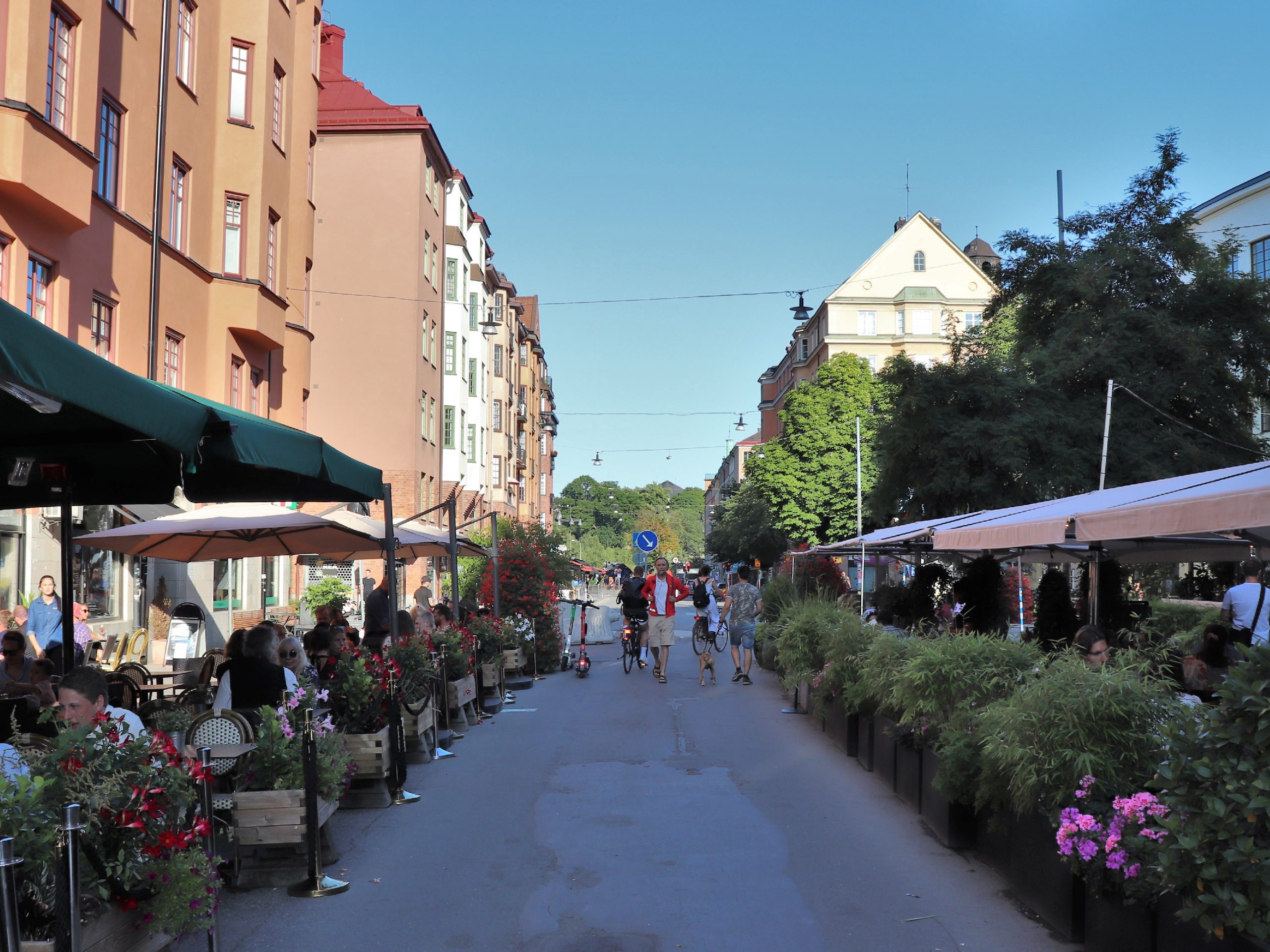 Uteserveringar på Rörstrandsgatan i Stockholm på sommaren