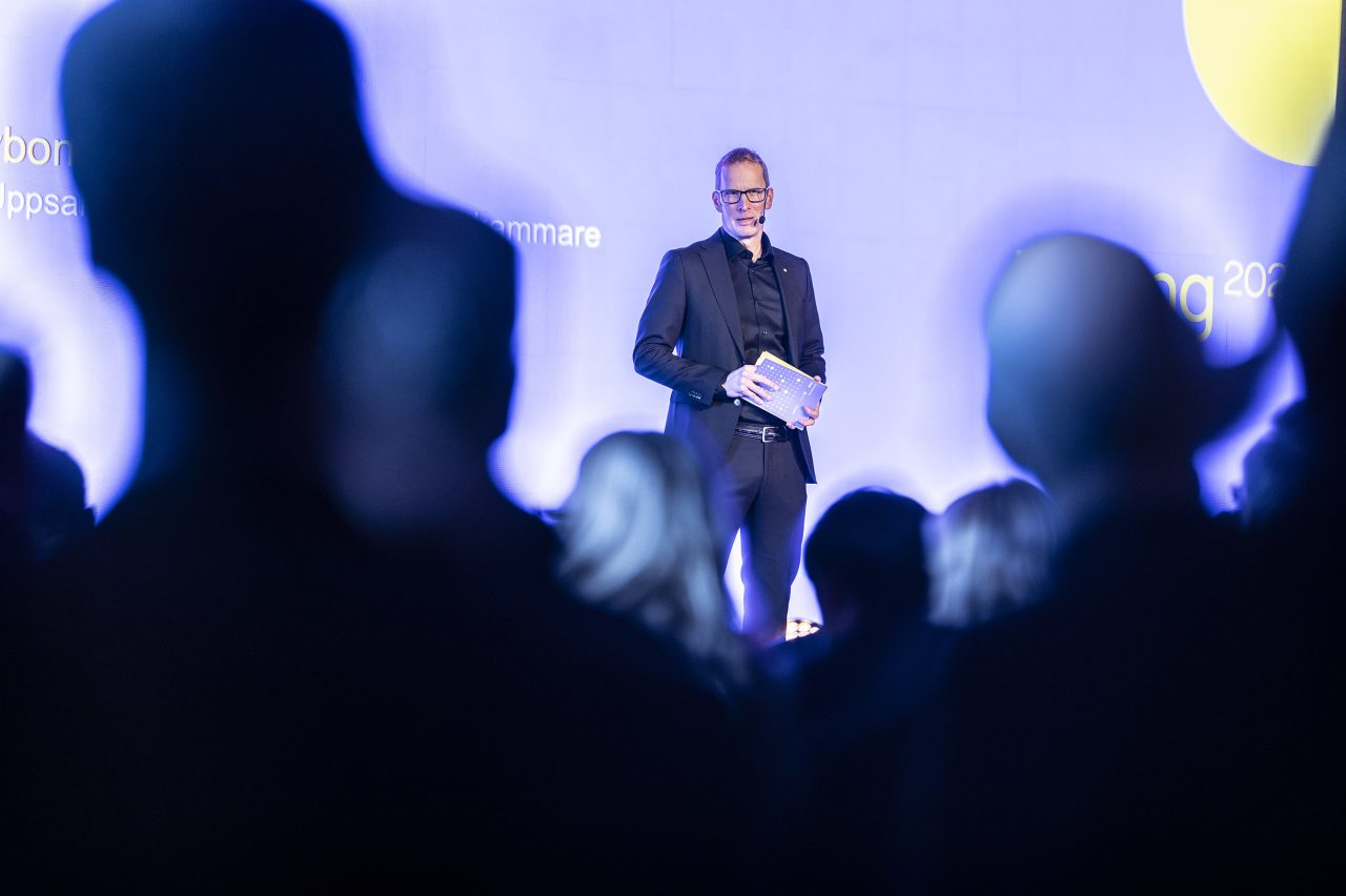 Tomas Stavbom står på scen och talar inför publik under Disting 2026 på Uppsala slott