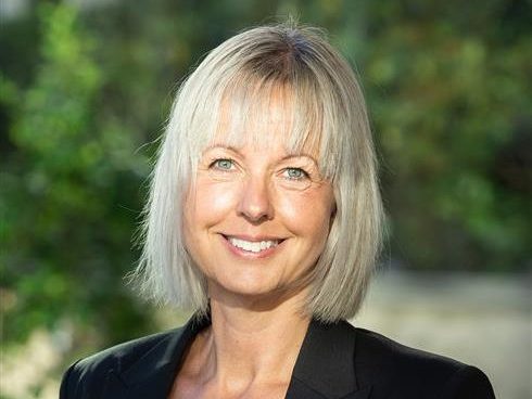 Charlotta Mellander är professor i nationalekonomi med inriktning mot regionalekonomi vid Internationella Handelshögskolan i Jönköping och ler in i kameran.