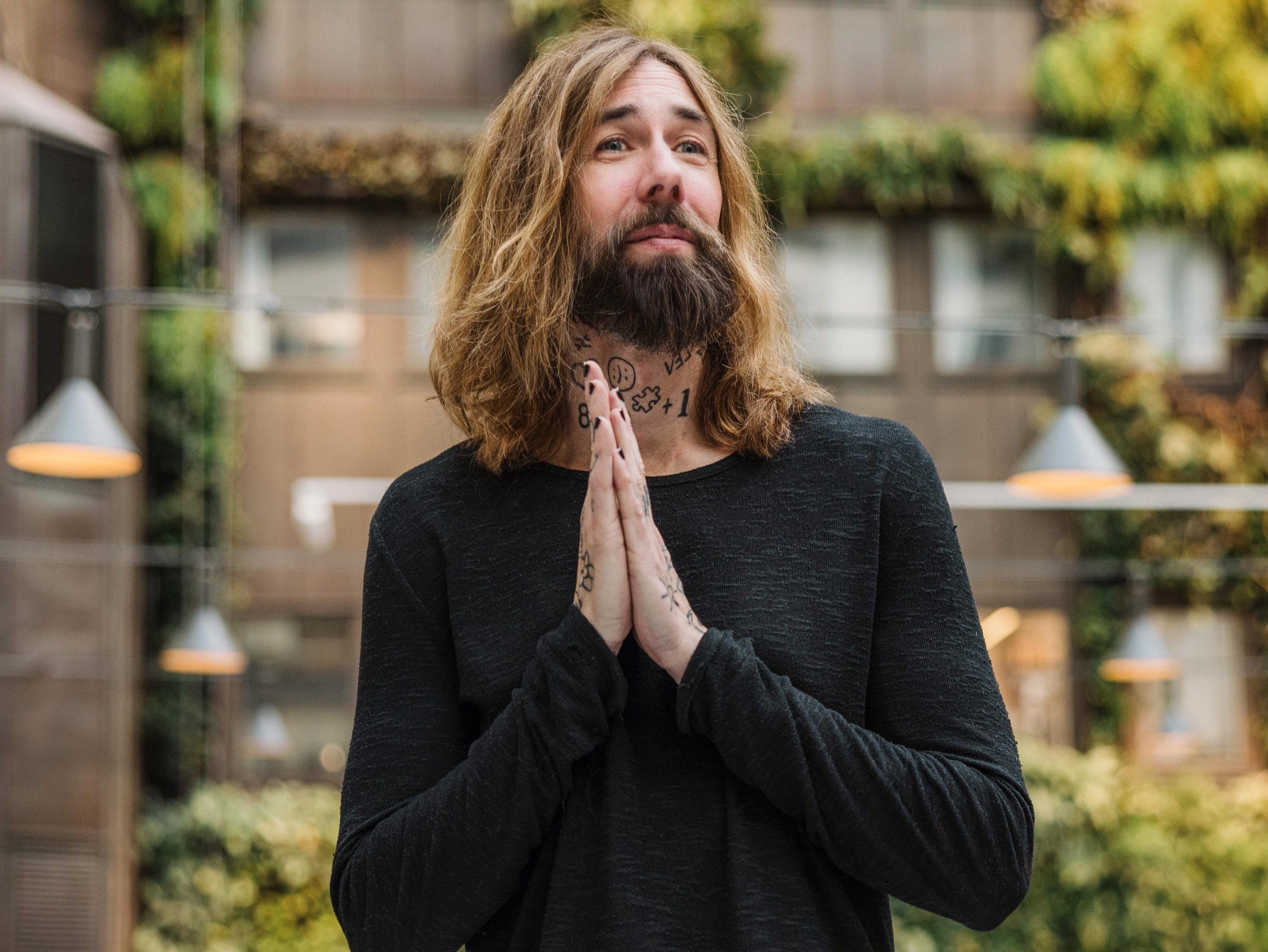Micael Dahlen, professor i lycka, välmående och välfärd vid Handelshögskolan i Stockholm, fotograferad utomhus.
