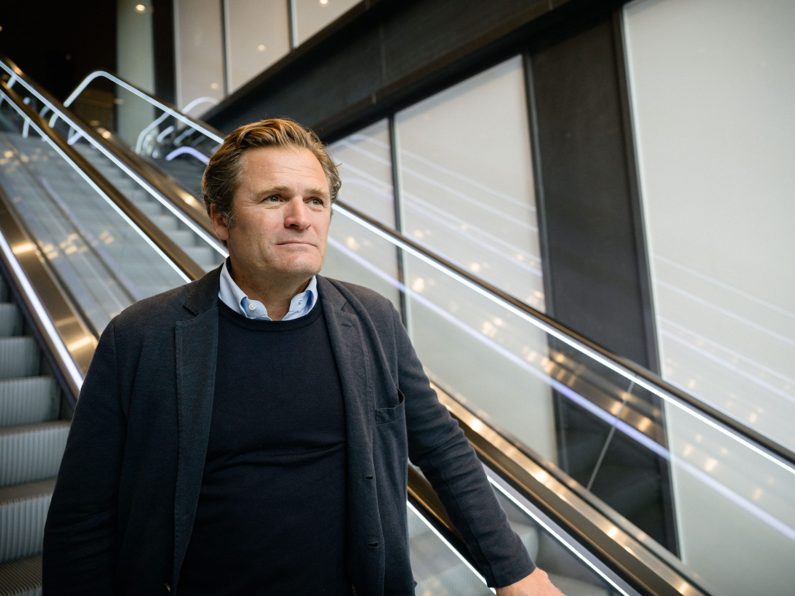 Adam Kostyál, vd för Nasdaq Stockholm, åker i en rulltrappa.