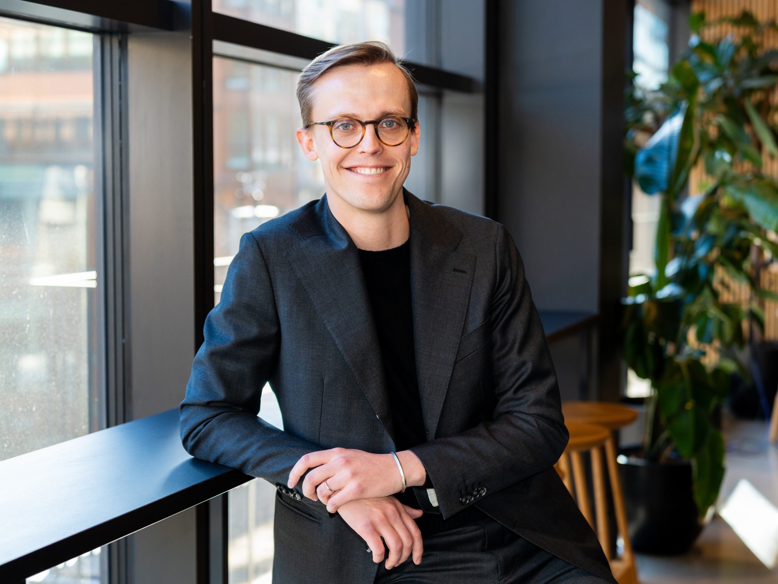 Porträtt på Axel Mårtensen, expert inom bostadsfrågor på Stockholms Handelskammare.
