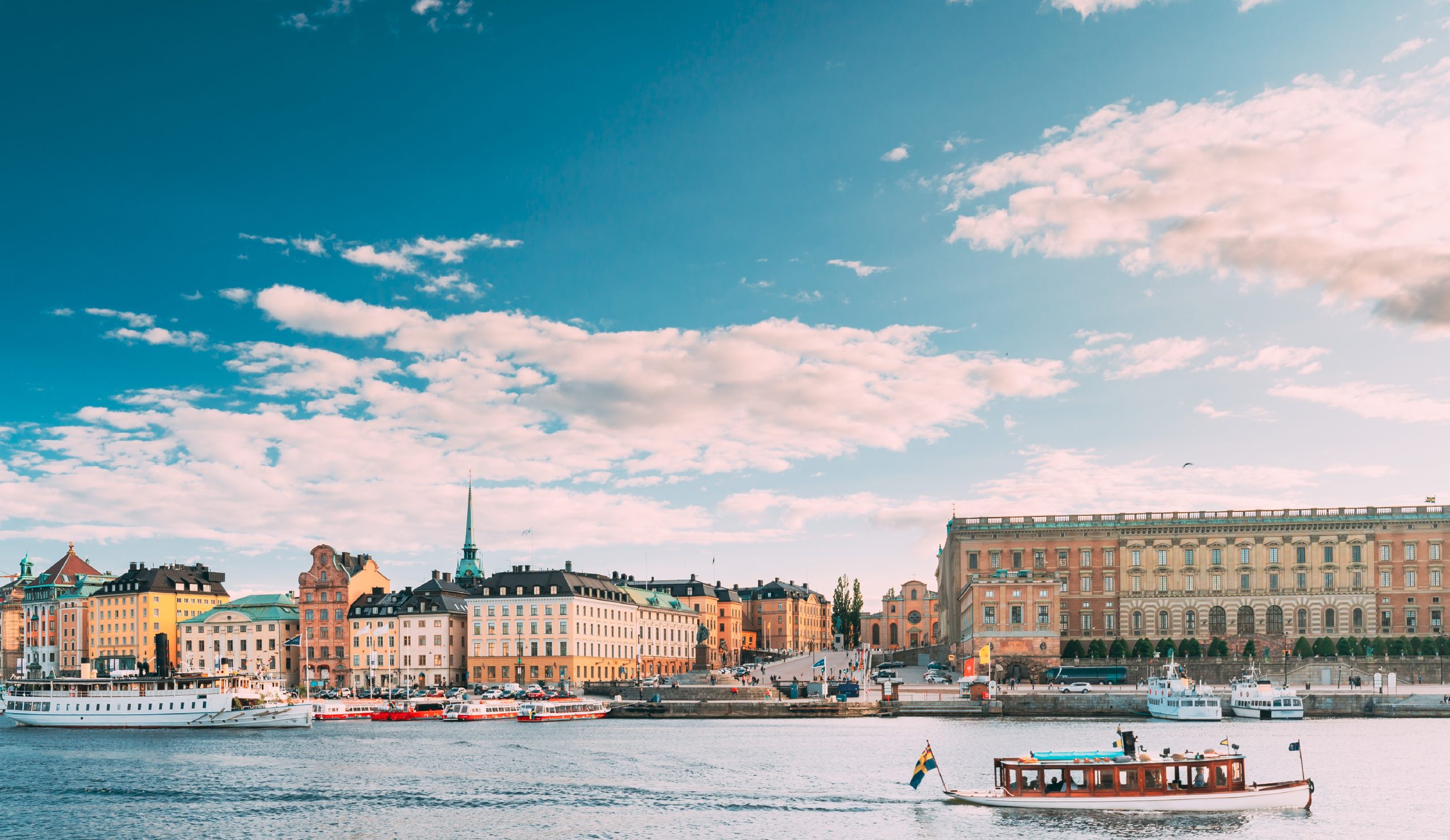 Vy över Gamla stan och Kungliga slottet i Stockholm från vattnet