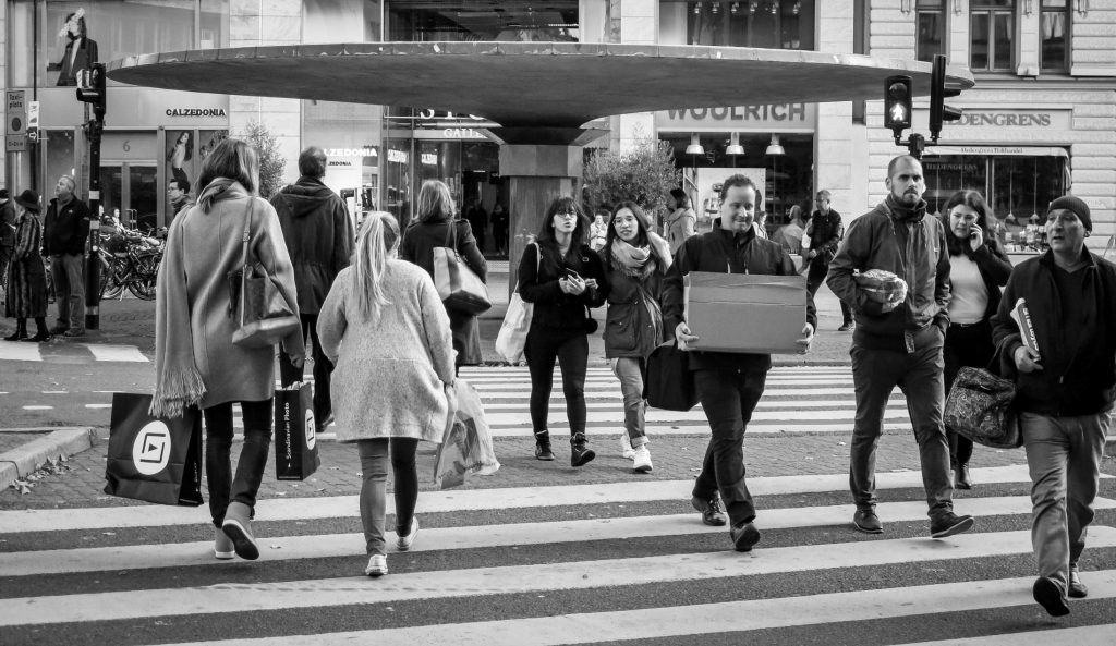 Svartvit bild på människor som går över övergångsställe vid Stureplan i Stockholm.