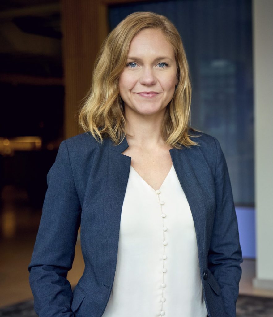 Porträtt på Jennie Albinsson, expert inom energi och hållbarhet på Stockholms Handelskammare
