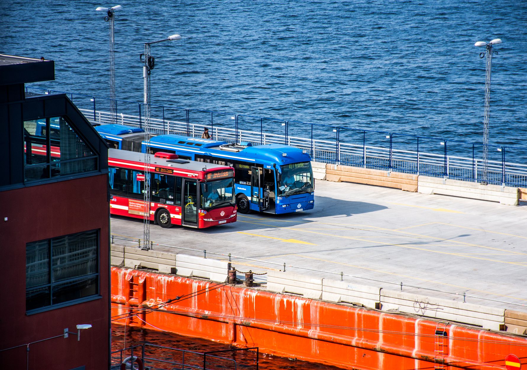 Bussar vid Slussen i Stockholm. En Novusundersökning från Stockholms Handelskammare visar stort missnöje med Slussens bussterminal.