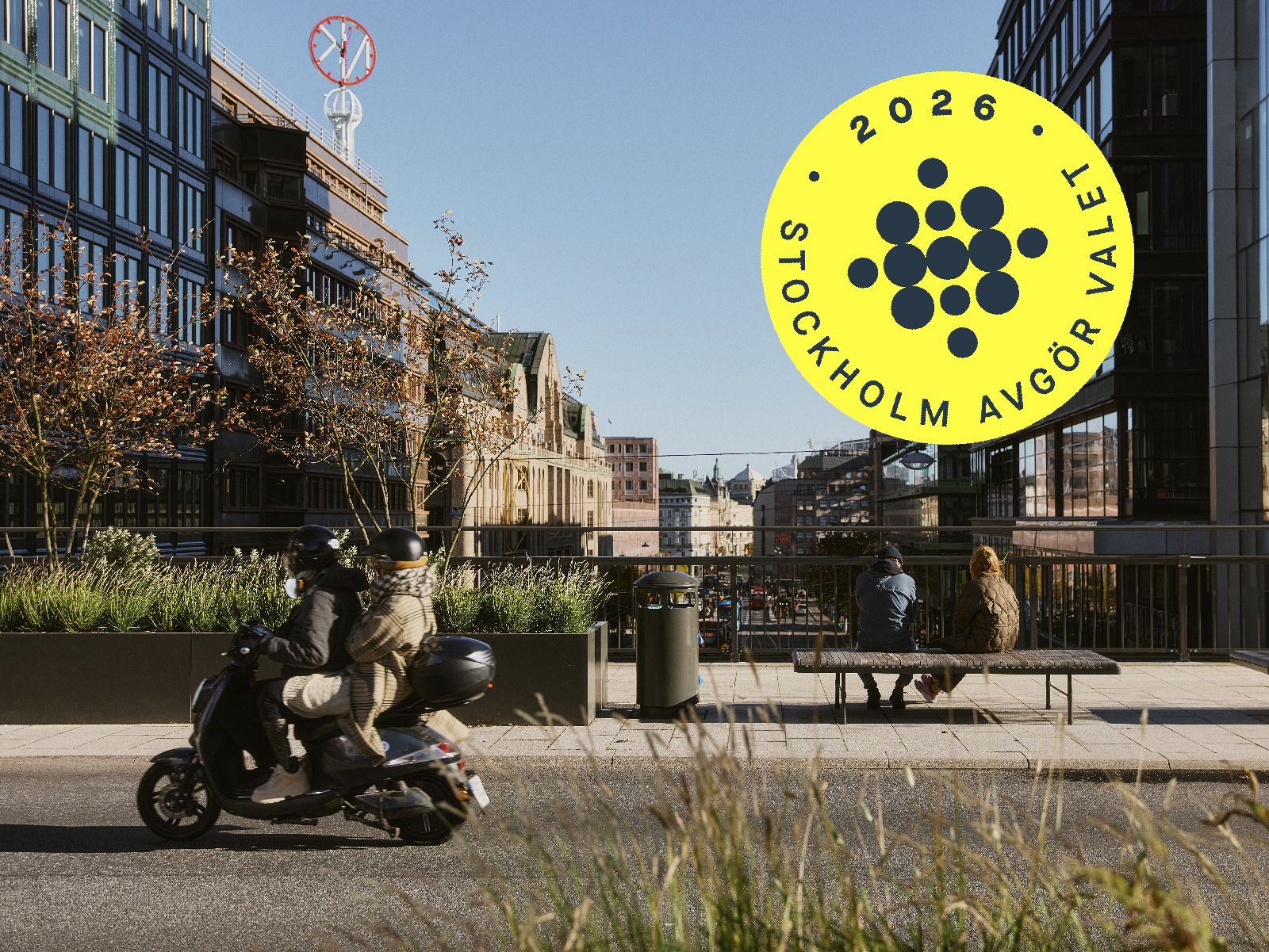 Vy över bro i Stockholm som visa en vespa som två personer åker på.