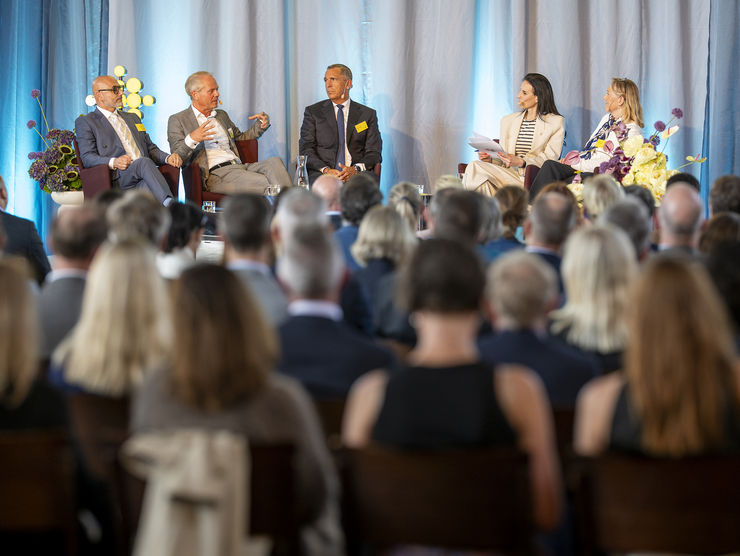 Bild på Haval van Drumpt, vd för Tre Sverige, Jan Dernestam, senior partner på Mannheimer Swartling Advokatbyrå, Staffan Salén, styrelseordförande för Stockholms Handelskammare, Daniella Waldfogel, vd för Stockholms Handelskammare och Cecilia Sjöstedt, vd för Getinge i ett panelsamtal under Stockholms Handelskammares årsmöte 2026.