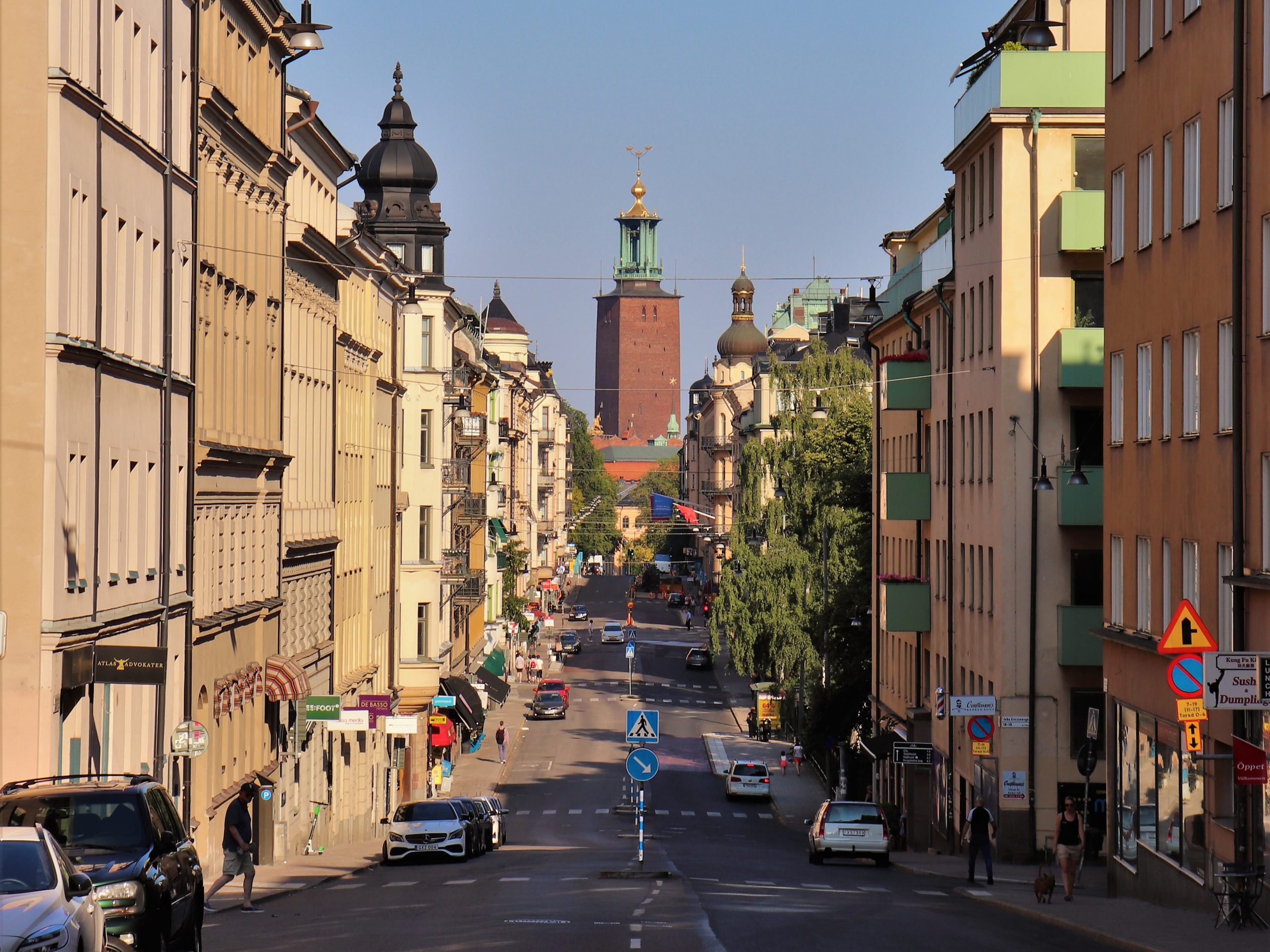 Vy över centrala Stockholm med Stadshuset i bakgrunden. Stockholms Handelskammare välkomnar förslag om stöd till ljudisolering för musikscener, restauranger och kulturliv i Stockholm.