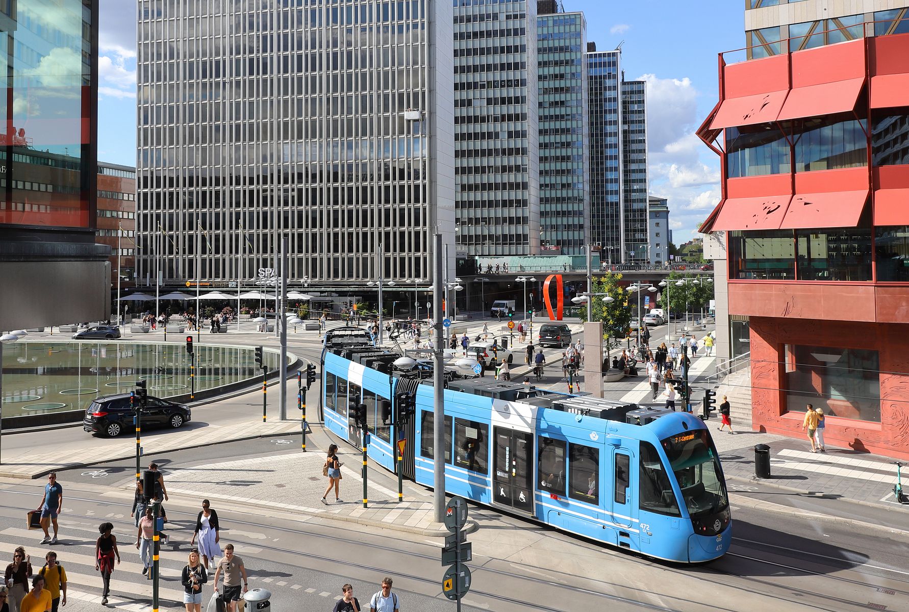 Översiktsvy vid Sergels torg i Stockholm med spårvagn i fokus. Bilden illustrerar Stockholmsbarometerns mätning för kvartal två 2026.