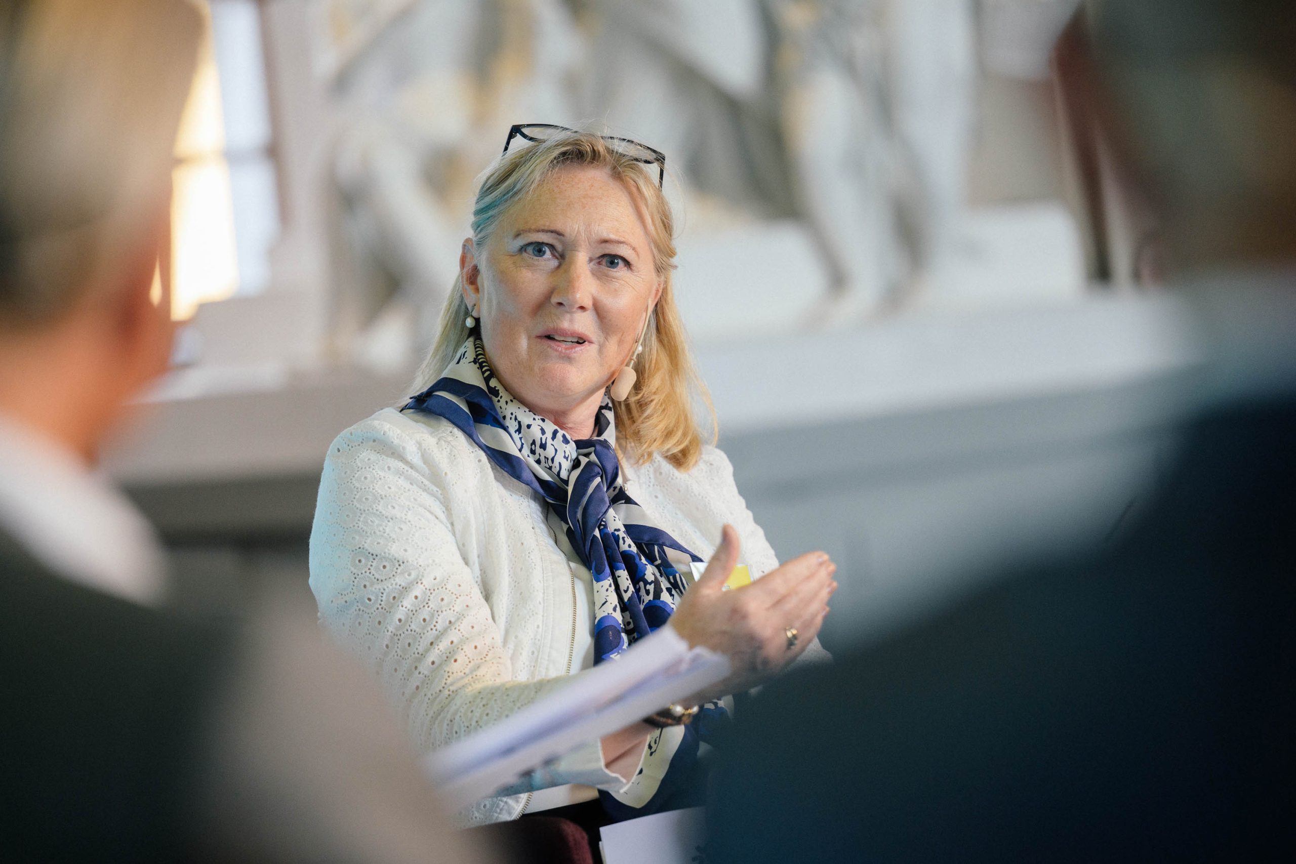 Bild på Cecilia Sjöstedt, vd för Getinge, i samtal på scen under Stockholms Handelskammares årsmöte 2026.