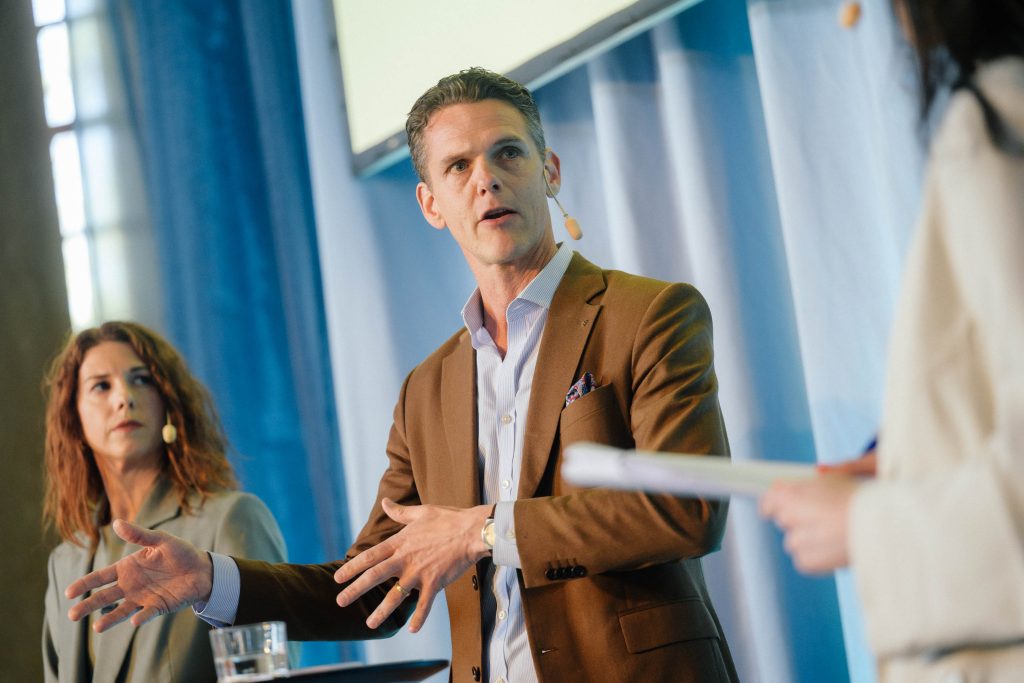 Bild på Christofer Fjellner (M), oppositionsborgarråd i Stockholms stad, i debatt på scenen under Stockholms Handelskammares årsmöte 2026.