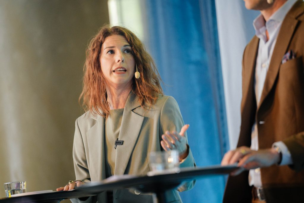 Bild på Emilia Bjuggren (S), skol-, arbetsmarknads- och personalborgarråd i Stockholms stad i en debatt om Stockholm på Stockholms Handelskammares årsmöte 2026.