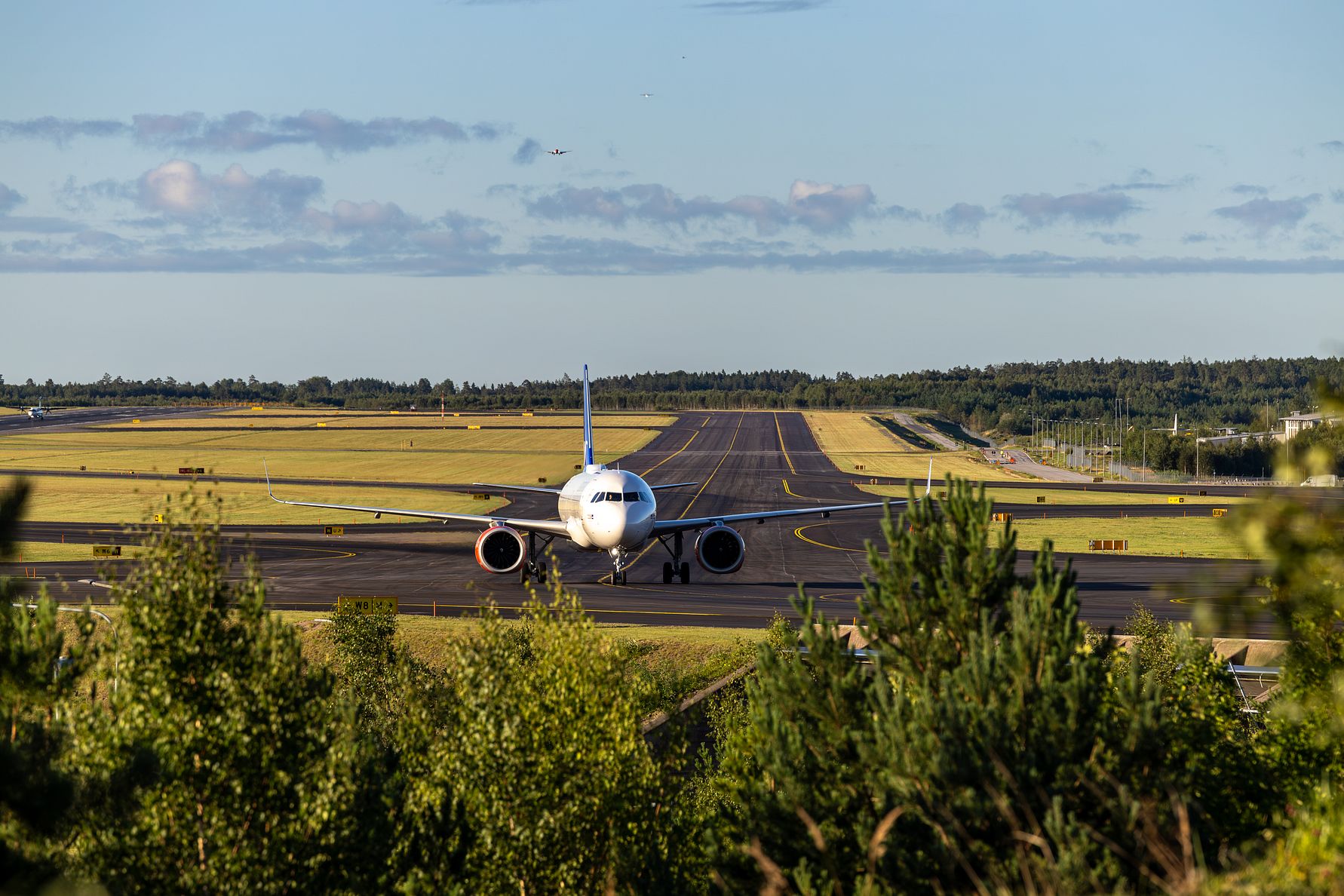 Passagerarflygplan på en svensk flygplats. Bilden illustrerar Stockholms Handelskammares granskning av myndigheters resepolicyer och tjänsteresor med flyg.