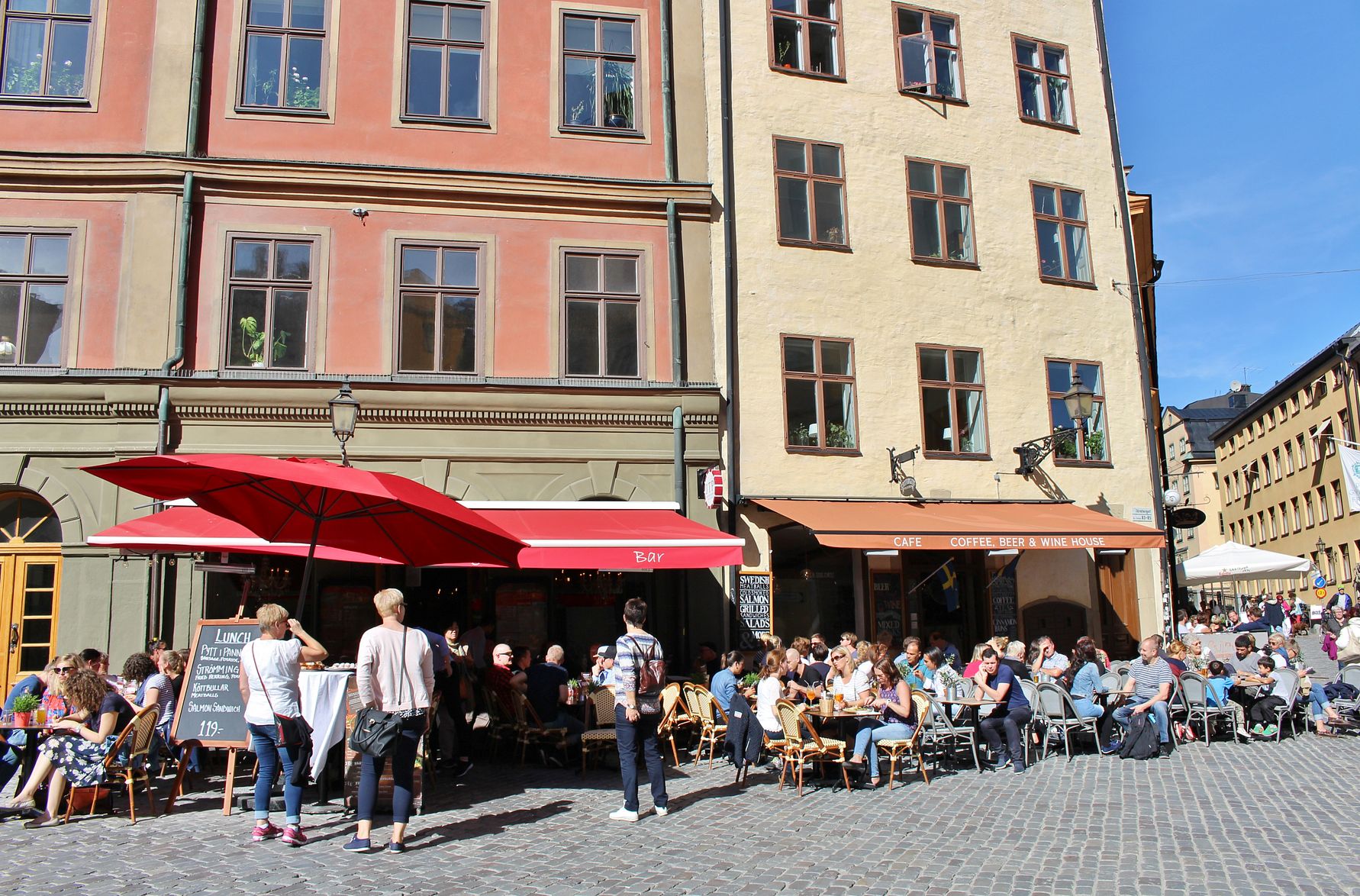 Bild på uteservering på torg i Gamla stan som illustrerar nyhet om turism från Stockholms Handelskammare.