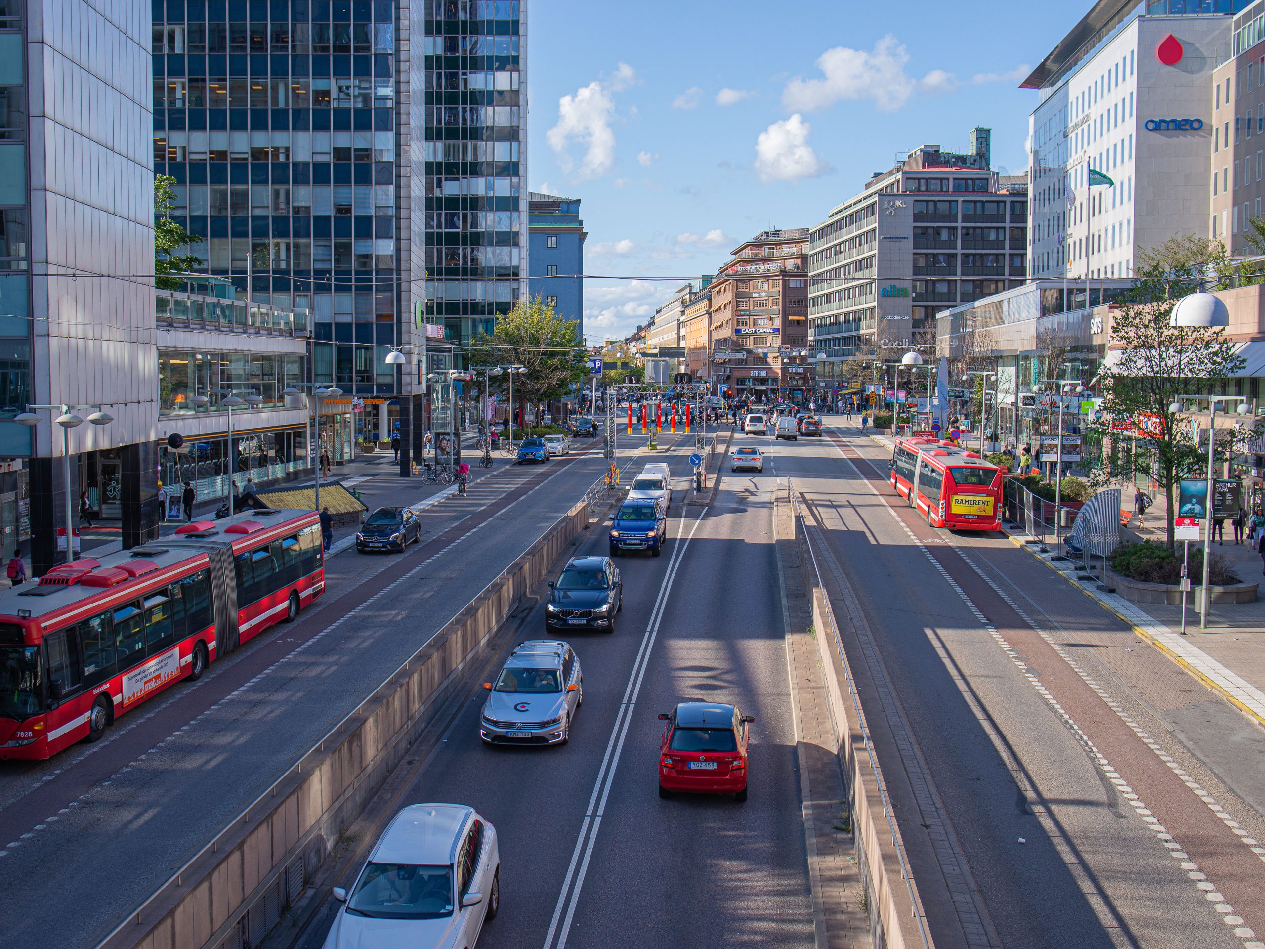 Vy över Sveavägen som illustrerar pressmeddelande från Stockholms Handelskammare om den begränsade framkomligheten på Sveavägen.