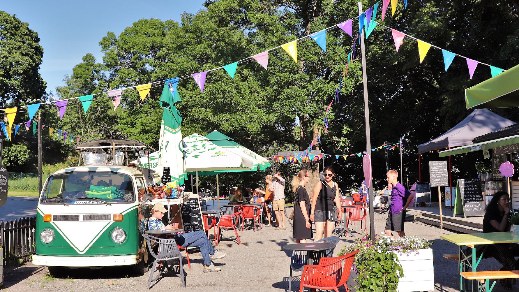 Restaurang- och stadsmiljö i Stockholm. Stockholms Handelskammare välkomnar slopat matkrav för serveringstillstånd som ska ge fler restauranger, caféer och verksamheter möjlighet att utvecklas.