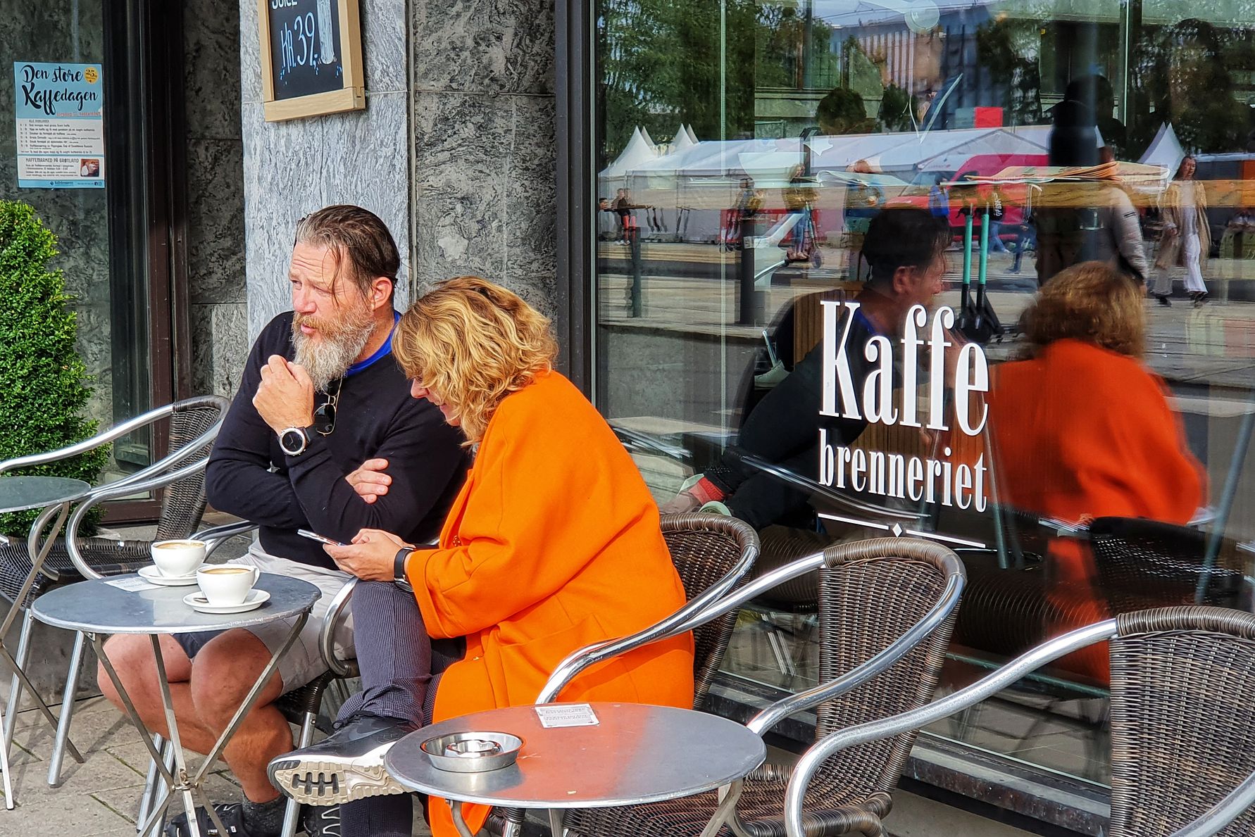 Uteservering i stadsmiljö. Stockholms Handelskammare uppmärksammar att Oslo, Trondheim och Bergen inför modeller inspirerade av Stockholmsmetern för enklare regler kring uteserveringar.